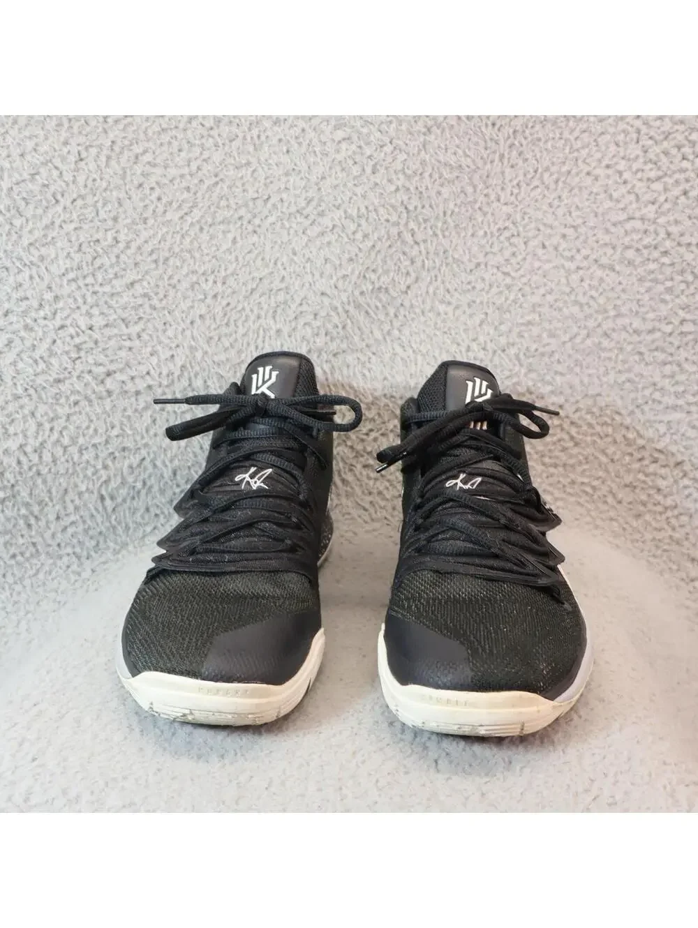 Nike Kyrie 5 Youth Size 7Y Black Basketball AQ2456-901